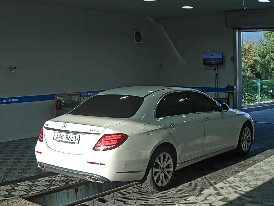 MERCEDES-BENZ E-CLASS (5TH GEN) E300 4MATIC AVANTGARDE 2019 - zdjęcie 5