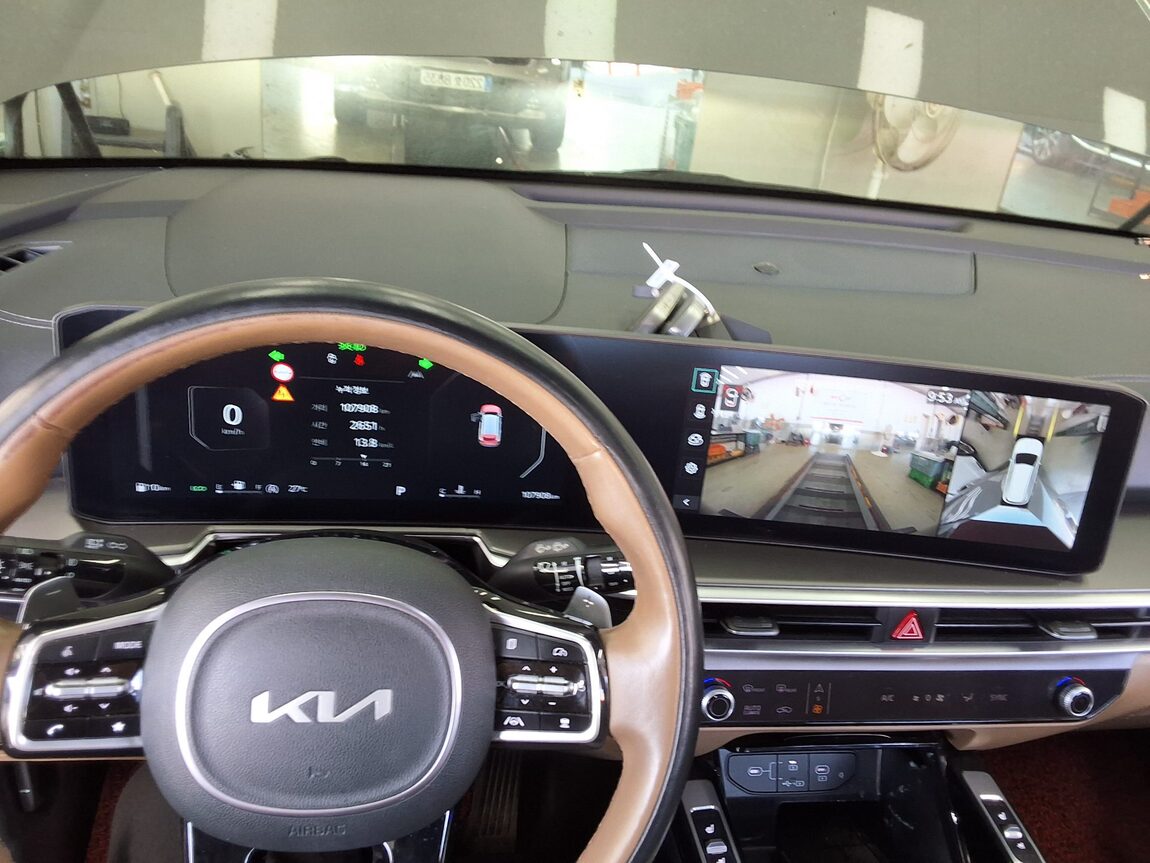 KIA THE NEW SORENTO (MQ4) 2.2 DIESEL 2WD NOBLESSE 2024 - zdjęcie 17