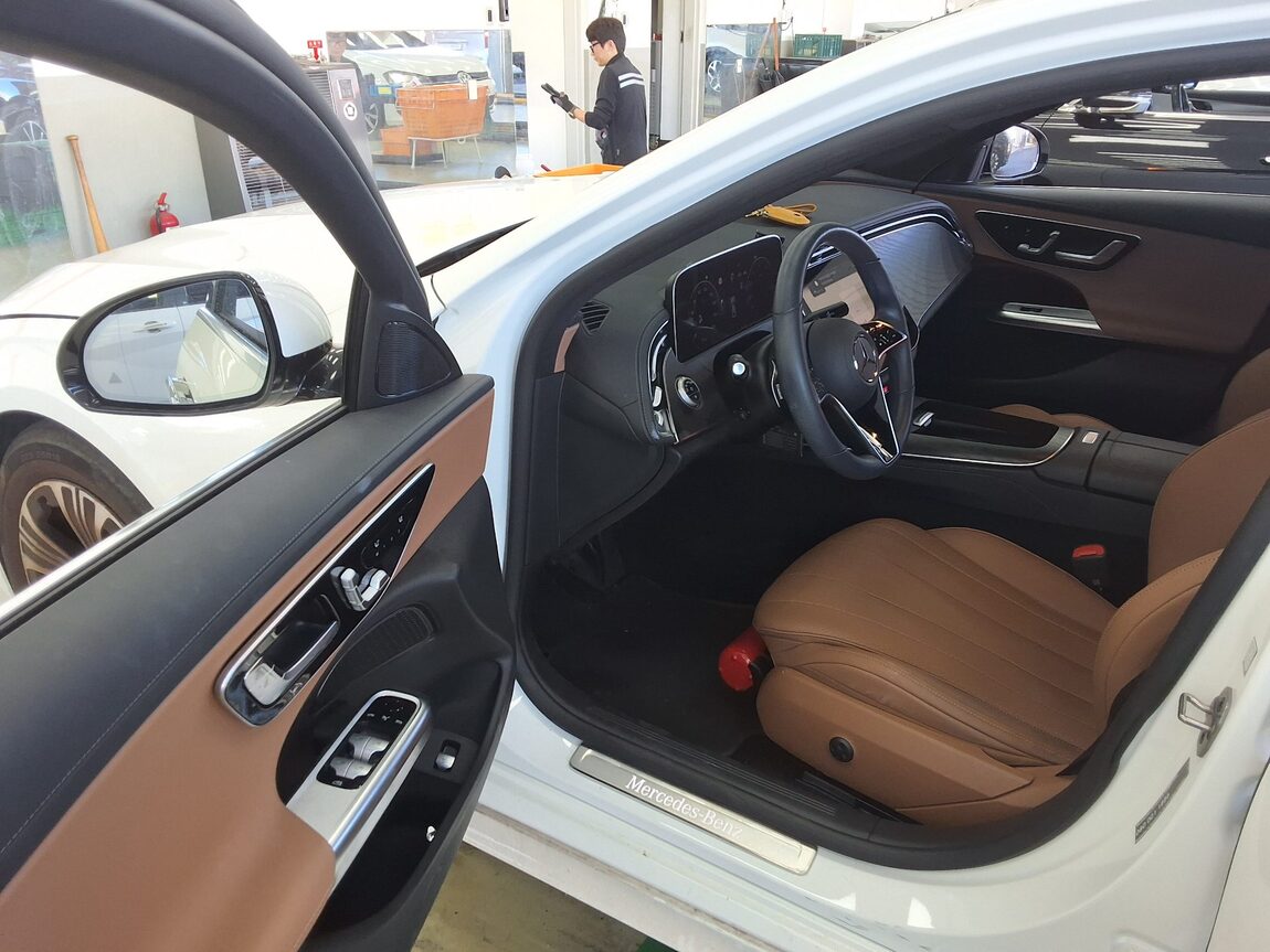 MERCEDES-BENZ E-CLASS (6TH GEN) E200 AVANTGARDE 2025 - zdjęcie 10