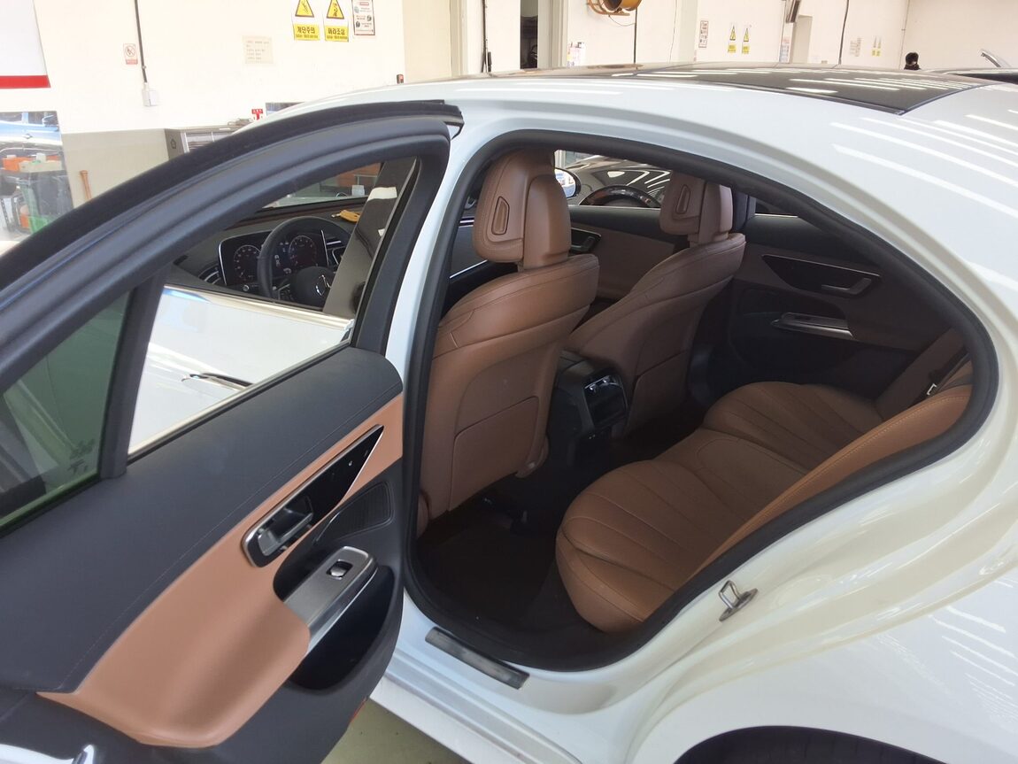 MERCEDES-BENZ E-CLASS (6TH GEN) E200 AVANTGARDE 2025 - zdjęcie 12