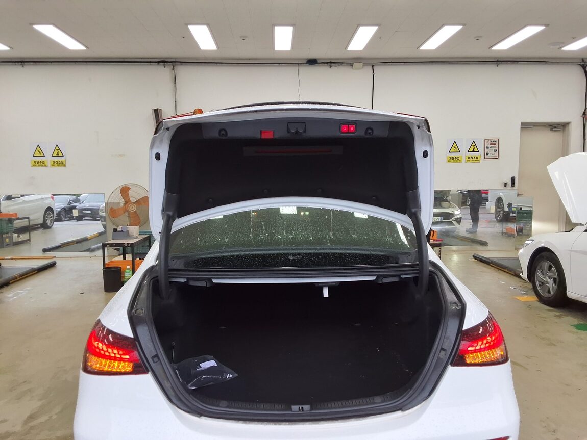 MERCEDES-BENZ E-CLASS (5TH GEN) E350 4MATIC AMG LINE 2021 - zdjęcie 15