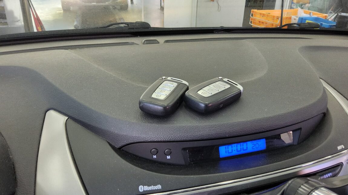 HYUNDAI AVANTE MD M16 GDi MODERN 2013 - zdjęcie 20