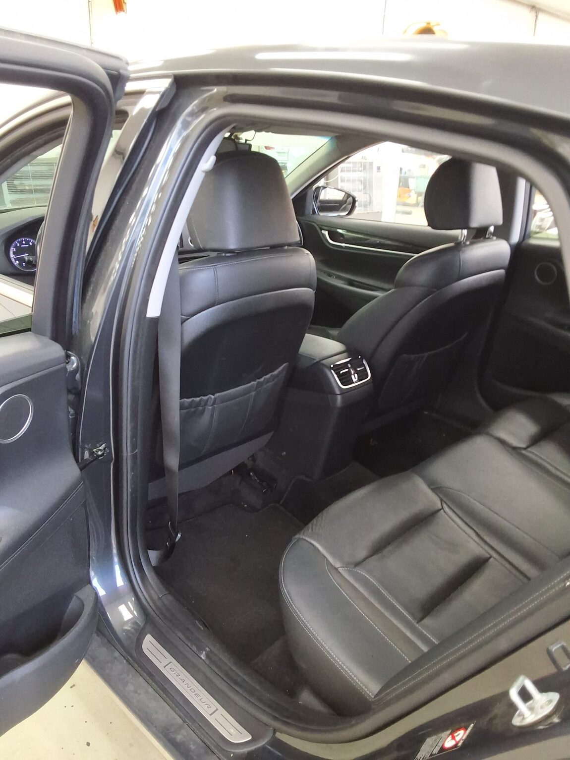 HYUNDAI GRANDEUR IG 2.4 GDi PREMIUM 2018 - zdjęcie 12