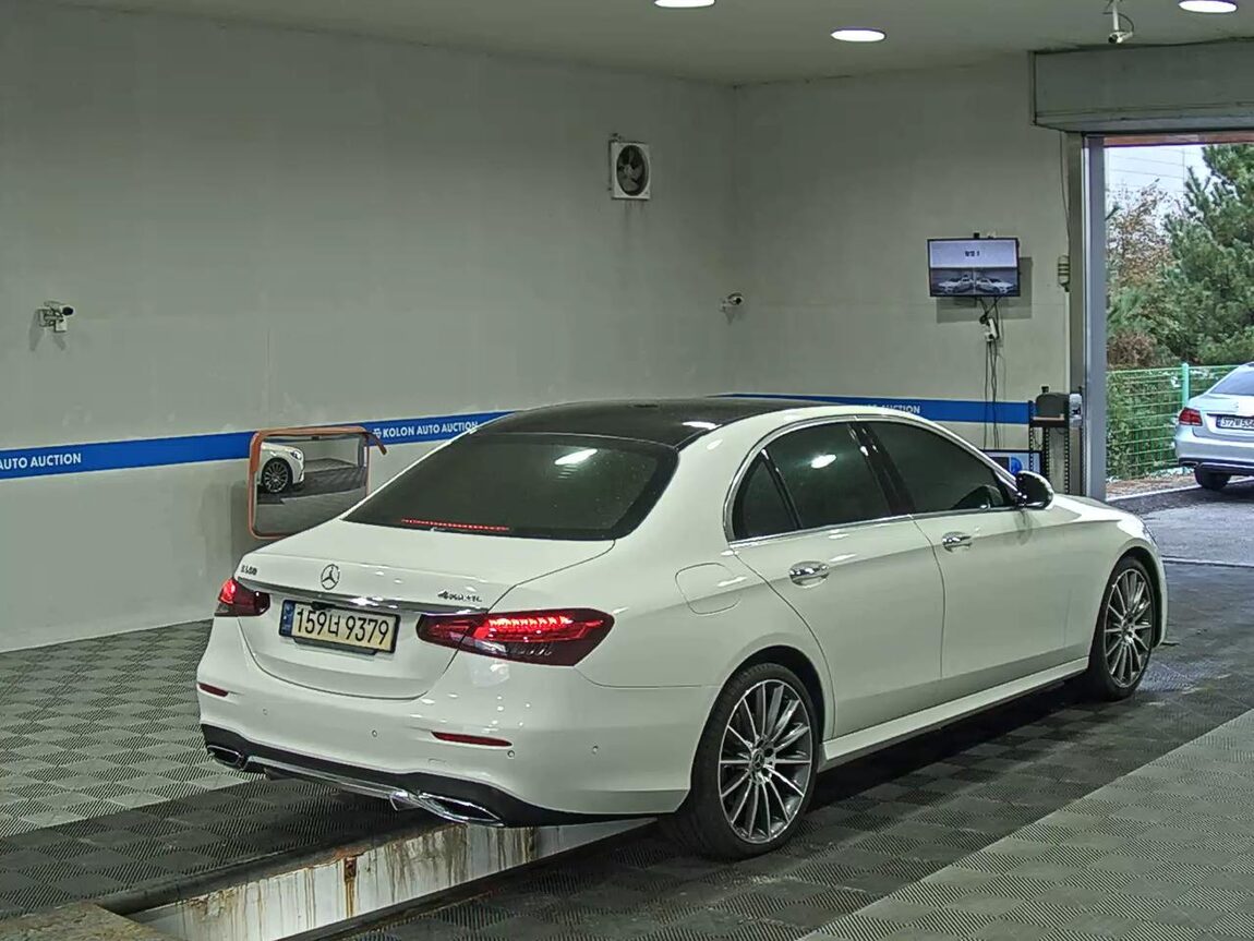 MERCEDES-BENZ E-CLASS (5TH GEN) E350 4MATIC AMG LINE 2022 - zdjęcie 5