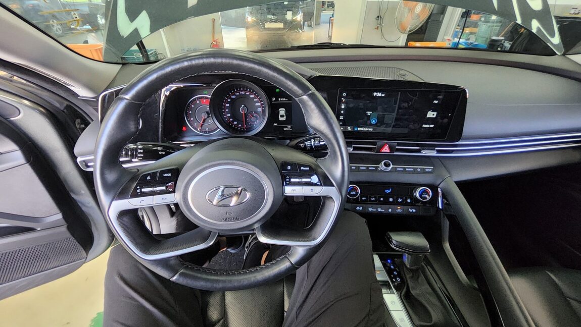 HYUNDAI AVANTE (CN7) 1.6 GASOLINE MODERN 2023 - zdjęcie 18