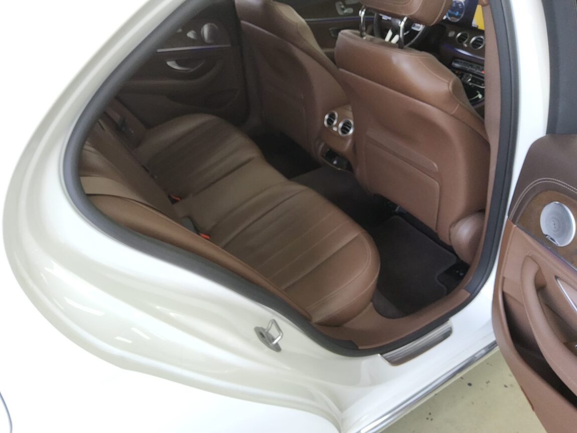 MERCEDES-BENZ E-CLASS (5TH GEN) E300 4MATIC EXCLUSIVE 2020 - zdjęcie 13