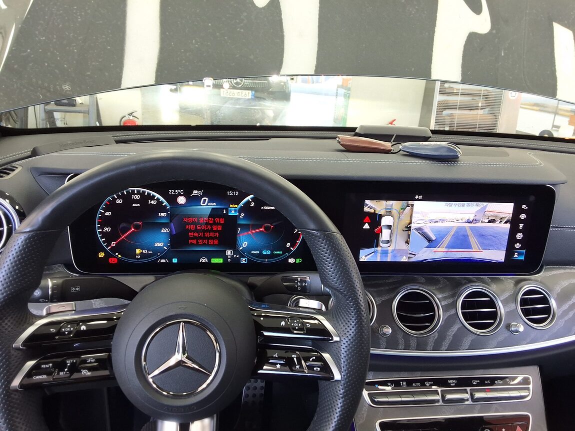 MERCEDES-BENZ E-CLASS (5TH GEN) E350 4MATIC AMG LINE 2022 - zdjęcie 17