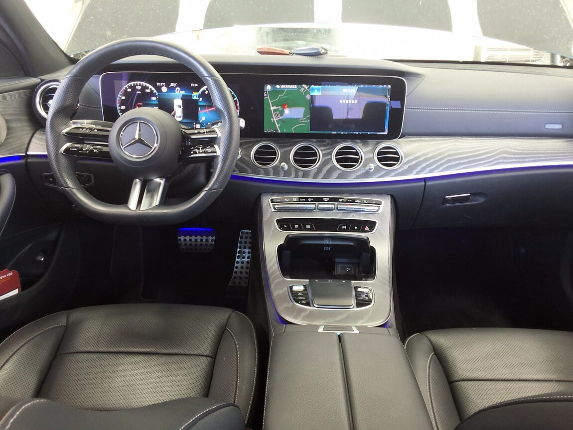 MERCEDES-BENZ E-CLASS (5TH GEN) E350 4MATIC AMG LINE 2022 - zdjęcie 11