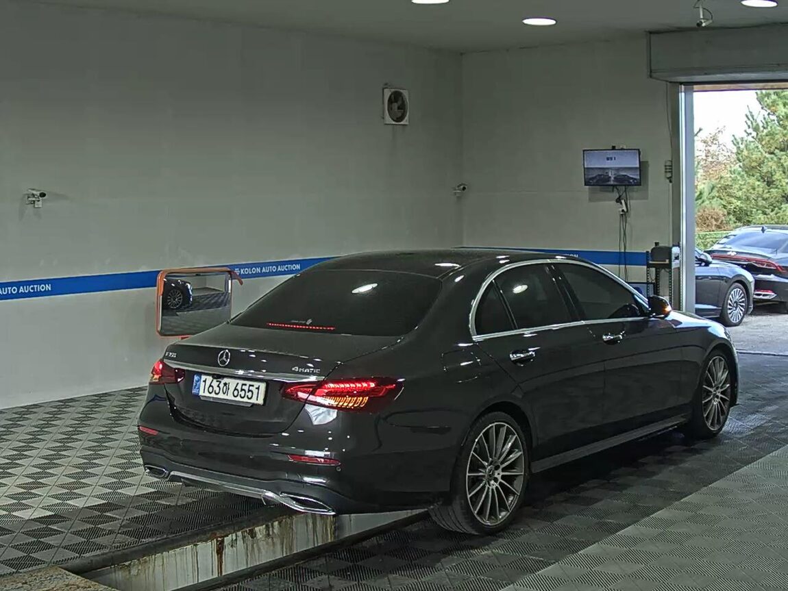 MERCEDES-BENZ E-CLASS (5TH GEN) E350 4MATIC AMG LINE 2022 - zdjęcie 5