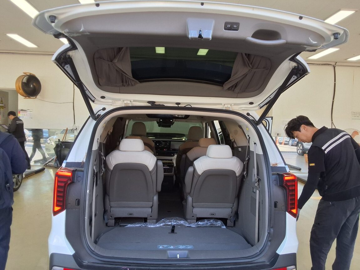 KIA THE NEW CARNIVAL (KA4) HI-LIMOUSINE 9-SEATER GASOLINE SIGNATURE 2026 - zdjęcie 15