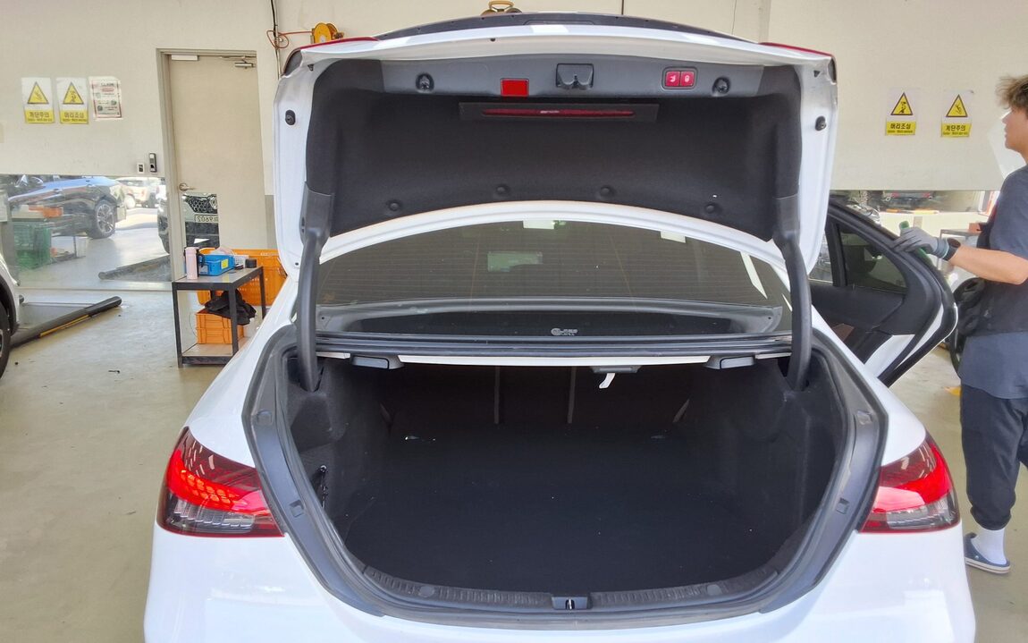 MERCEDES-BENZ E-CLASS (5TH GEN) E220d 4MATIC EXCLUSIVE 2021 - zdjęcie 15