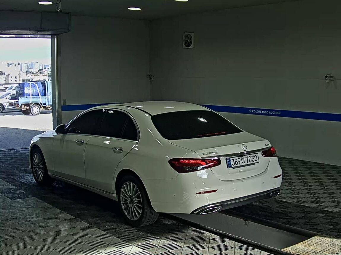 MERCEDES-BENZ E-CLASS (5TH GEN) E220d 4MATIC EXCLUSIVE 2021 - zdjęcie 6