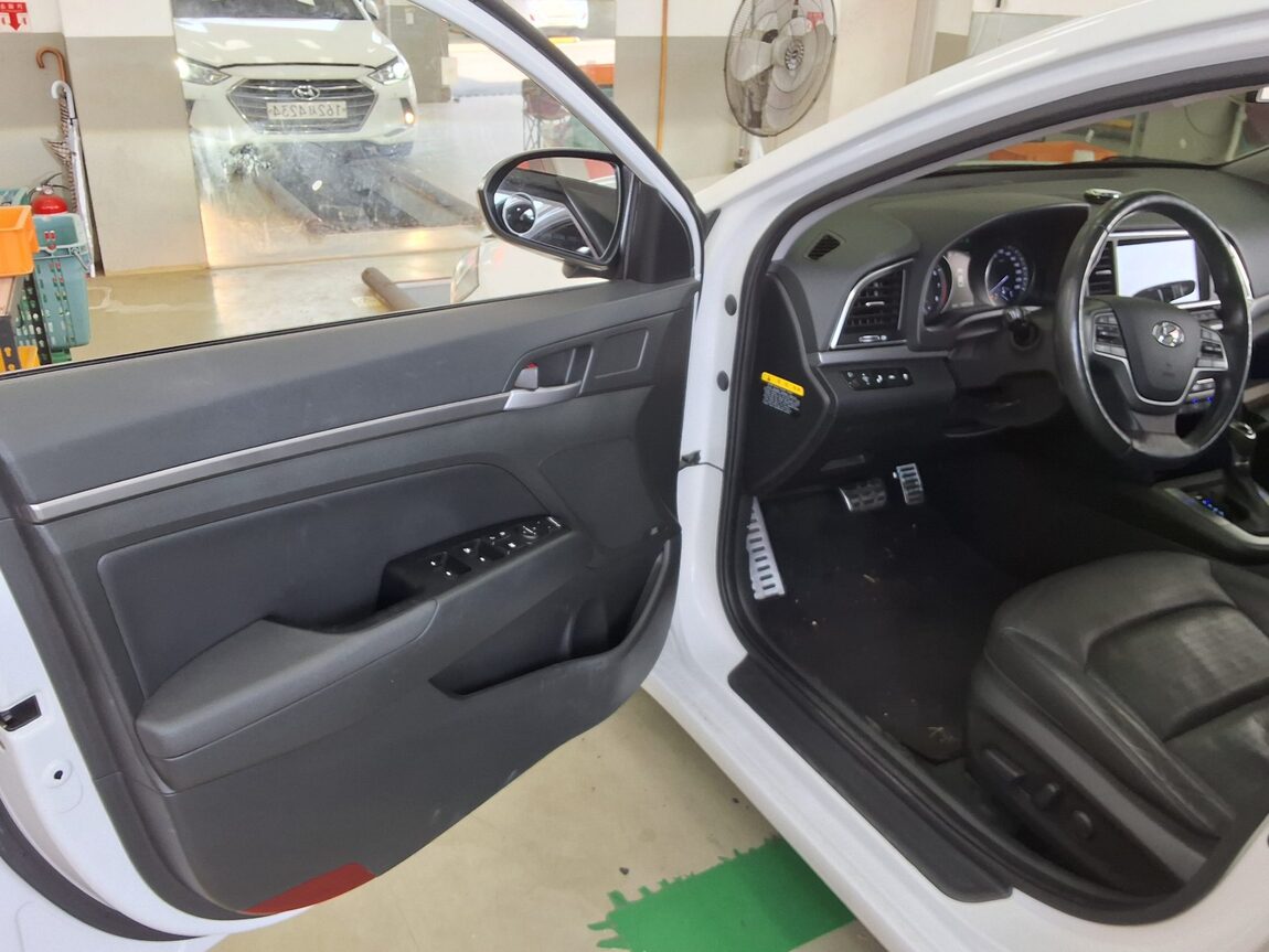 HYUNDAI AVANTE AD 1.6 GDi PREMIUM 2017 - zdjęcie 10