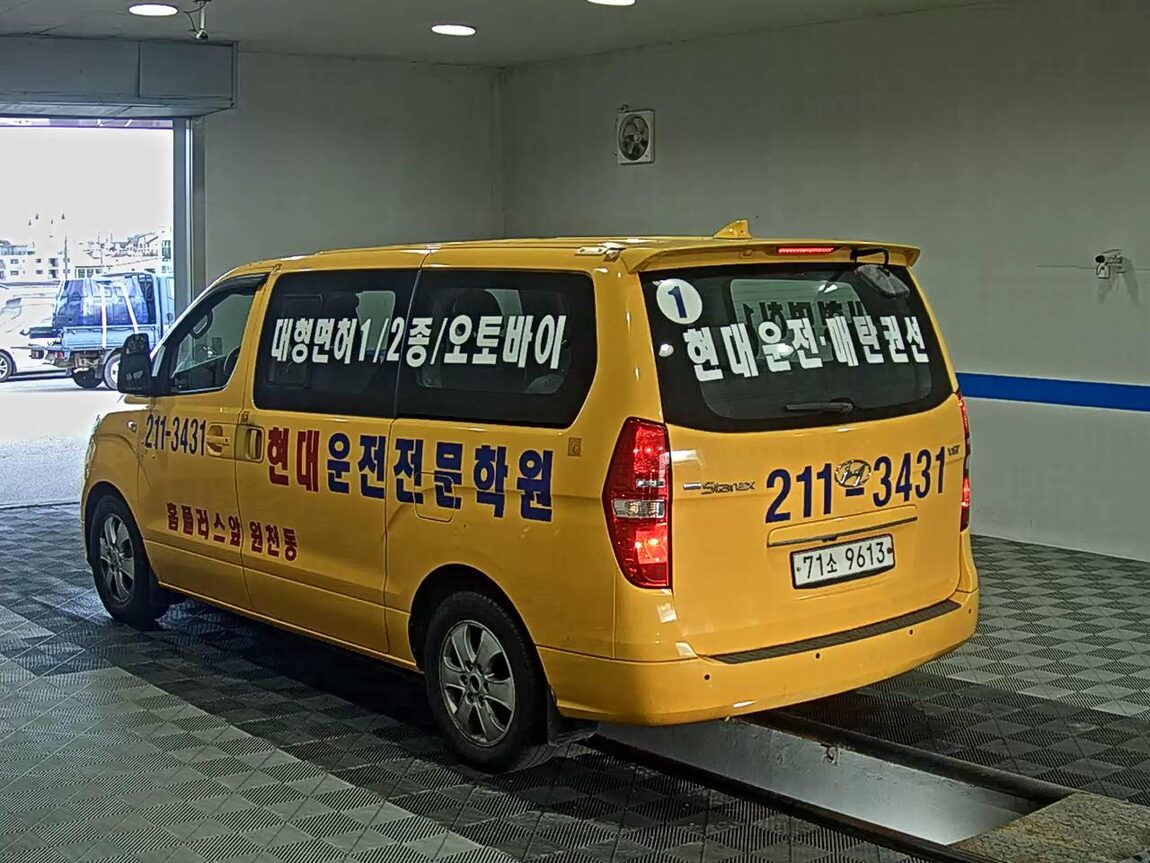 HYUNDAI THE NEW GRAND STAREX CHILD SAFETY VEHICLE 12-SEATER DIESEL 2019 - zdjęcie 6
