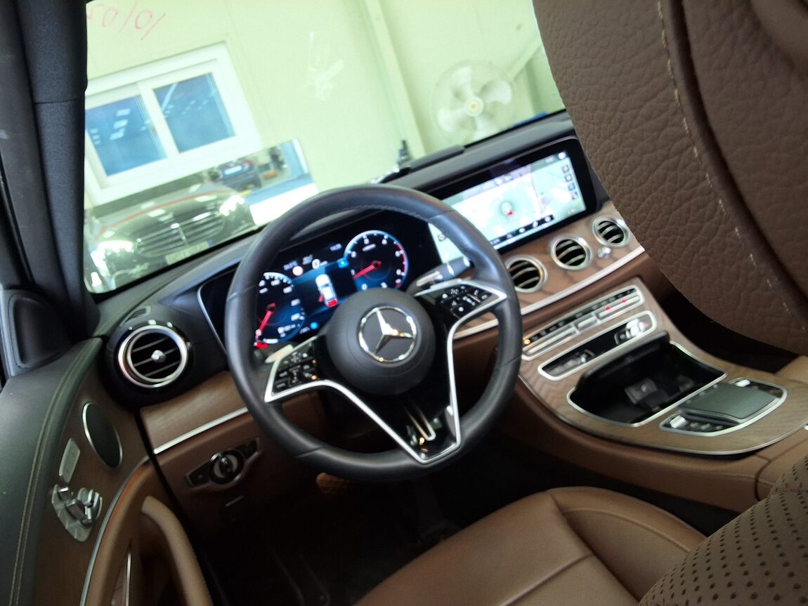 MERCEDES-BENZ E-CLASS (5TH GEN) E220d 4MATIC EXCLUSIVE 2021 - zdjęcie 12
