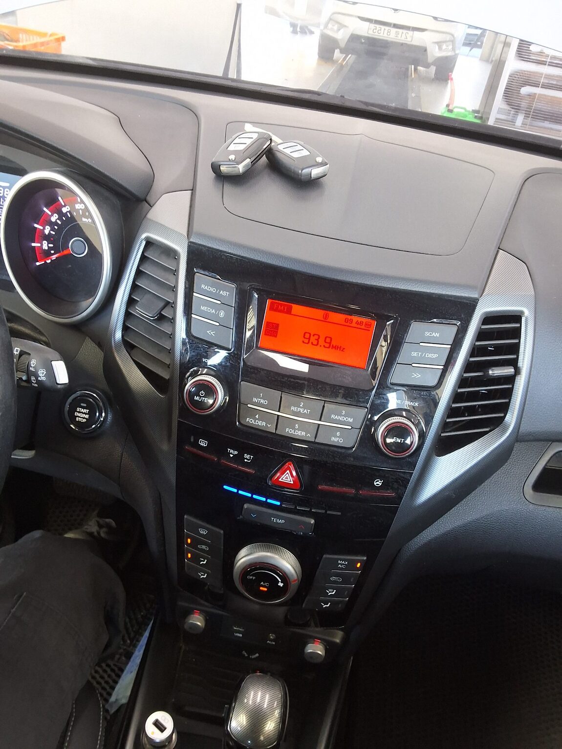 KG MOBILITY (SSANGYONG) TIVOLI GASOLINE 2WD VX 2017 - zdjęcie 17