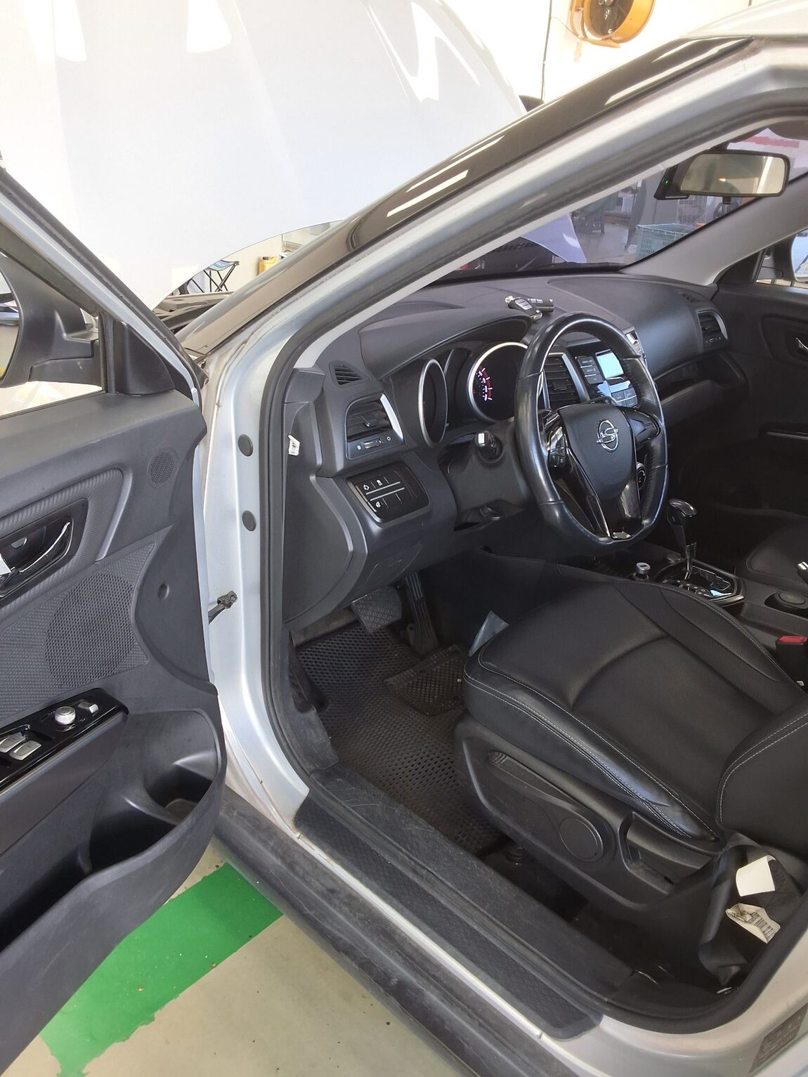 KG MOBILITY (SSANGYONG) TIVOLI GASOLINE 2WD VX 2017 - zdjęcie 10