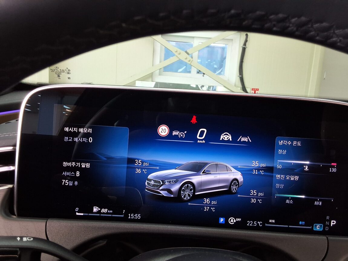 MERCEDES-BENZ E-CLASS (6TH GEN) E200 AVANTGARDE 2025 - zdjęcie 26
