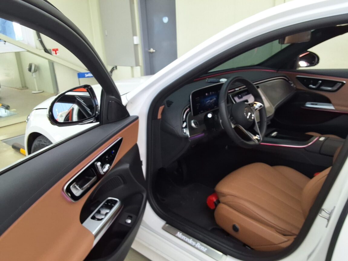 MERCEDES-BENZ E-CLASS (6TH GEN) E200 AVANTGARDE 2025 - zdjęcie 11