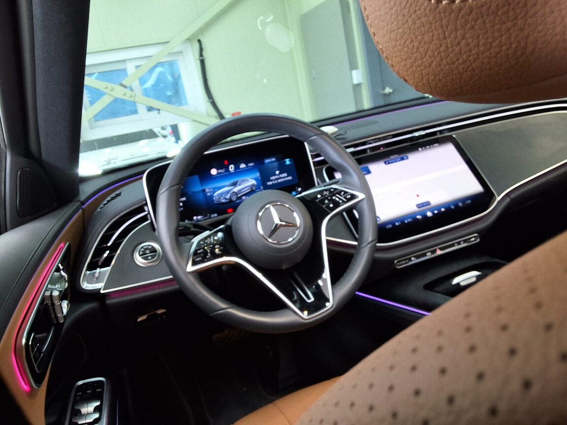 MERCEDES-BENZ E-CLASS (6TH GEN) E200 AVANTGARDE 2025 - zdjęcie 12