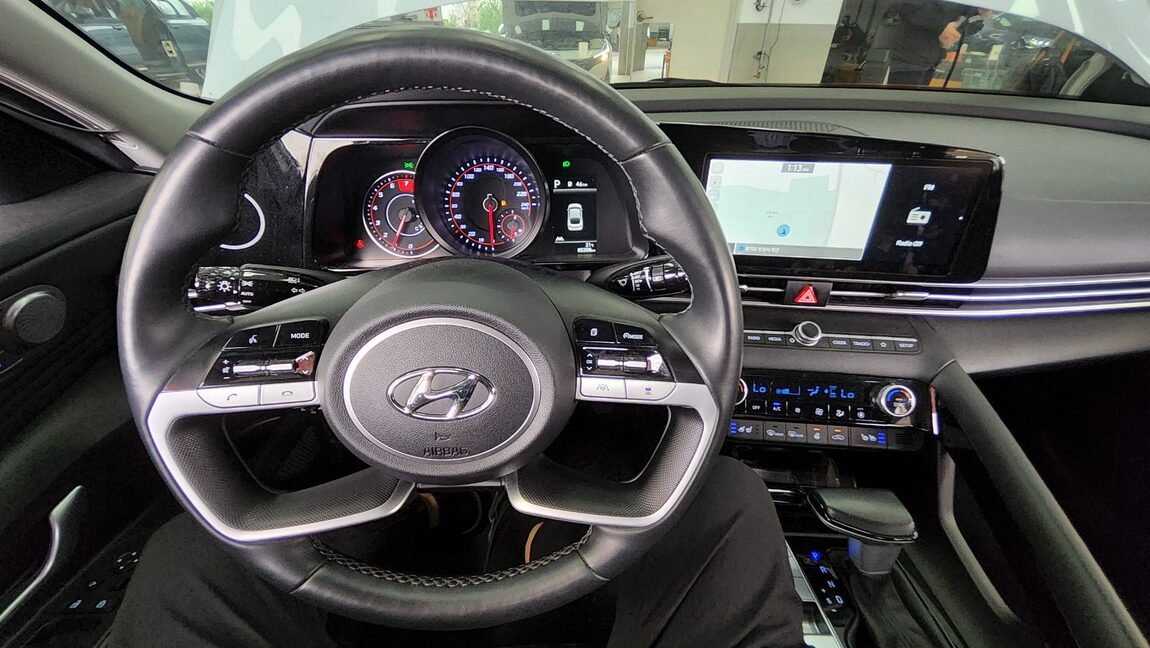 HYUNDAI AVANTE (CN7) 1.6 GASOLINE MODERN 2023 - zdjęcie 18