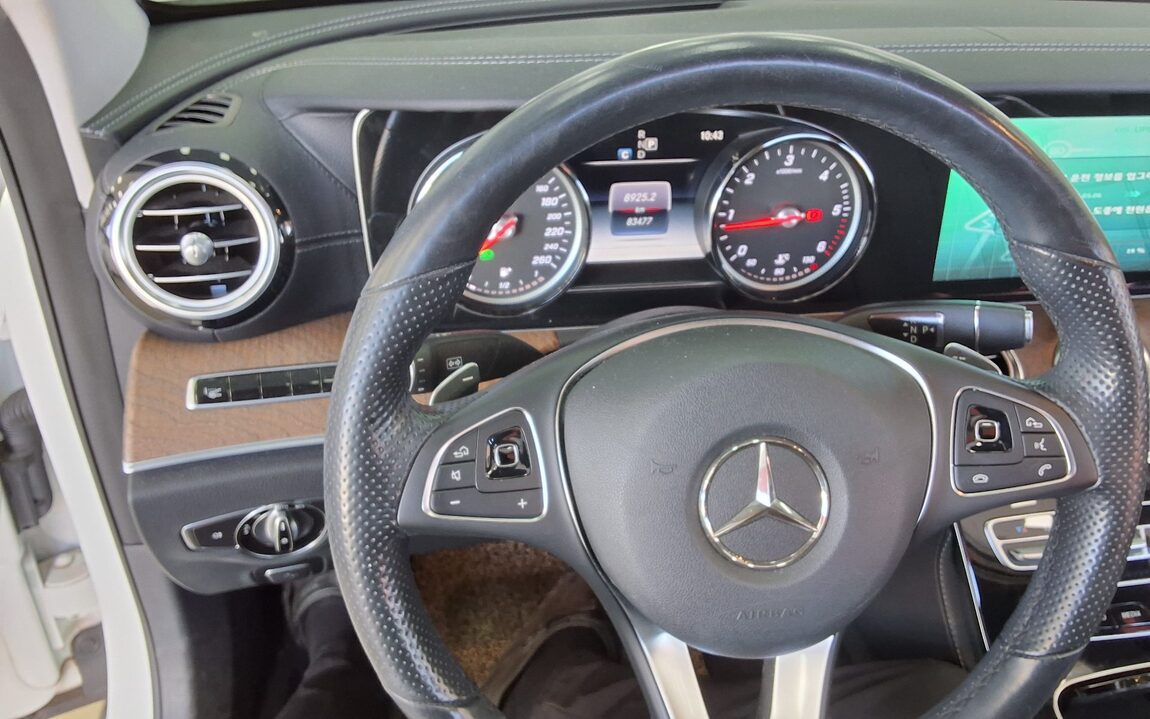MERCEDES-BENZ E-CLASS (5TH GEN) E220d 4MATIC EXCLUSIVE 2017 - zdjęcie 17