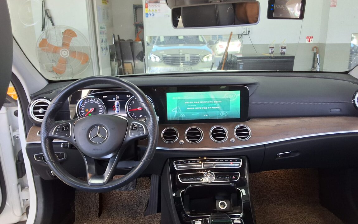 MERCEDES-BENZ E-CLASS (5TH GEN) E220d 4MATIC EXCLUSIVE 2017 - zdjęcie 11