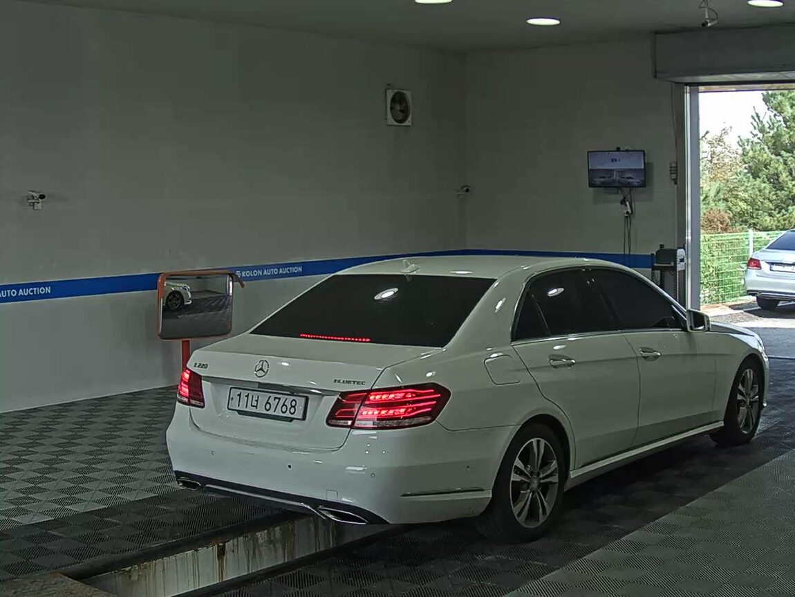 MERCEDES-BENZ E-CLASS (4TH GEN) E220 CDI BLUETEC AVANTGARDE 2016 - zdjęcie 5