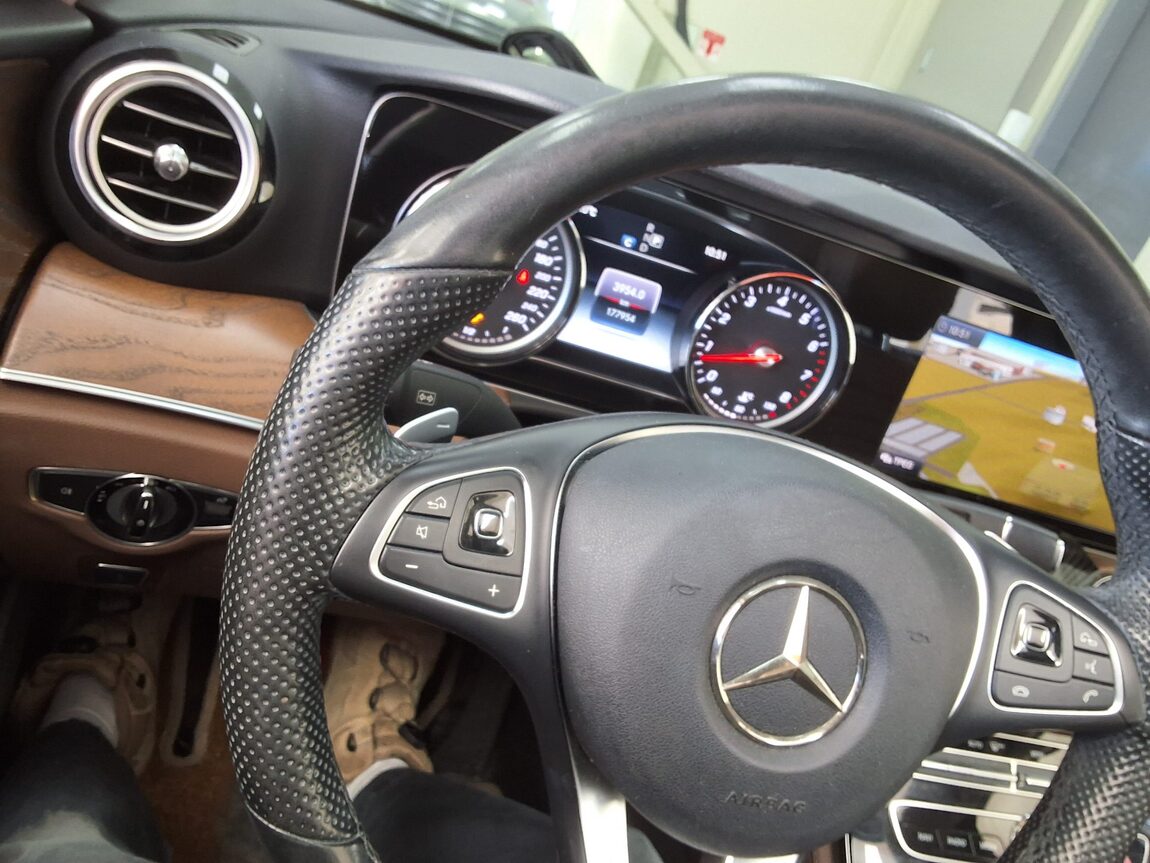 MERCEDES-BENZ E-CLASS (5TH GEN) E300 EXCLUSIVE 2018 - zdjęcie 23