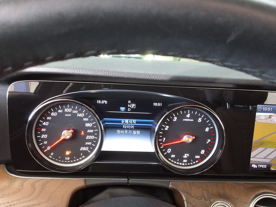MERCEDES-BENZ E-CLASS (5TH GEN) E300 EXCLUSIVE 2018 - zdjęcie 26