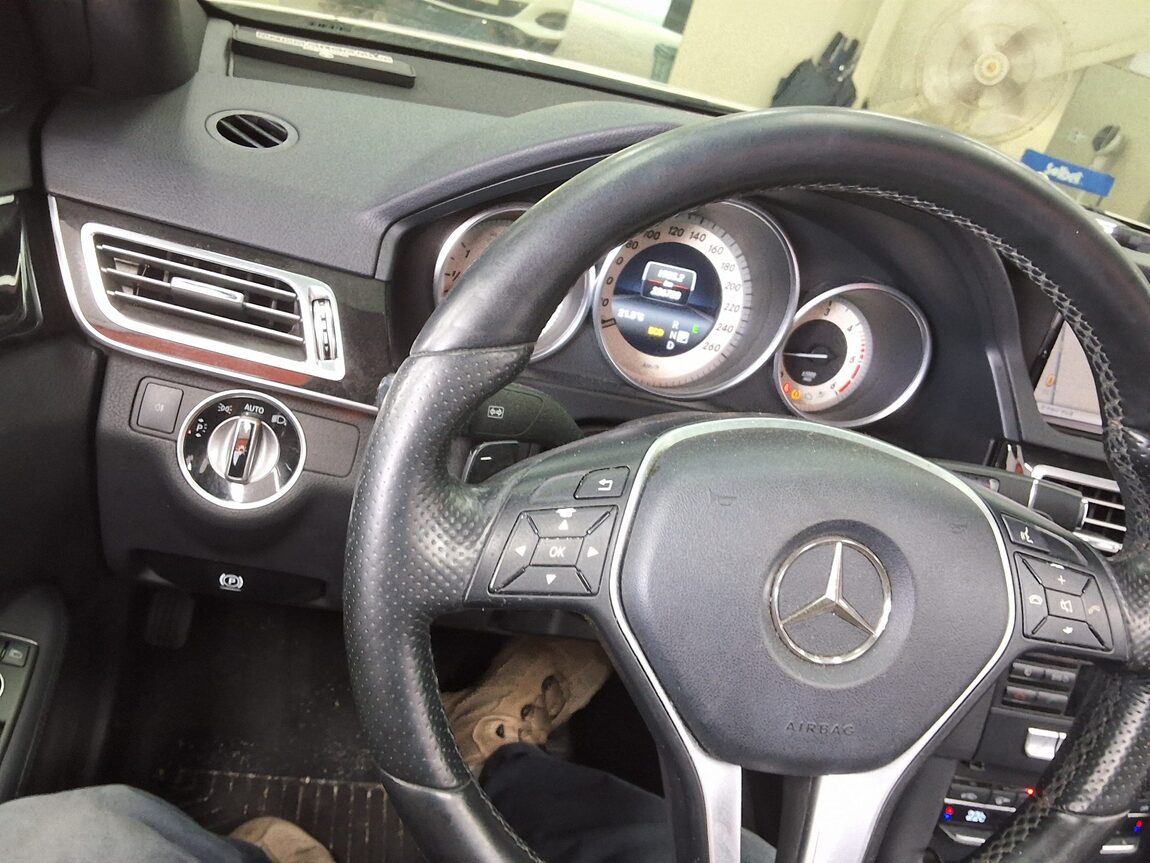 MERCEDES-BENZ E-CLASS (4TH GEN) E220 CDI BLUETEC AVANTGARDE 2015 - zdjęcie 23