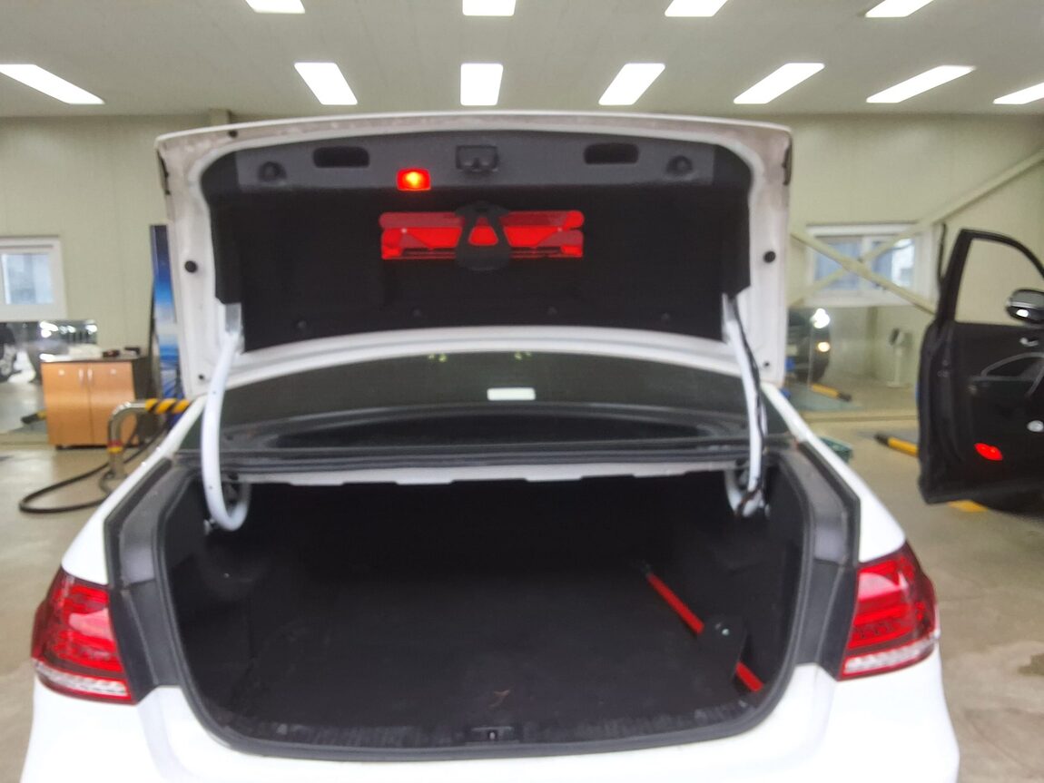 MERCEDES-BENZ E-CLASS (4TH GEN) E220 CDI BLUETEC AVANTGARDE 2015 - zdjęcie 16