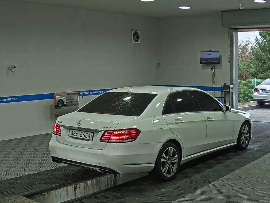 MERCEDES-BENZ E-CLASS (4TH GEN) E220 CDI BLUETEC AVANTGARDE 2015 - zdjęcie 5