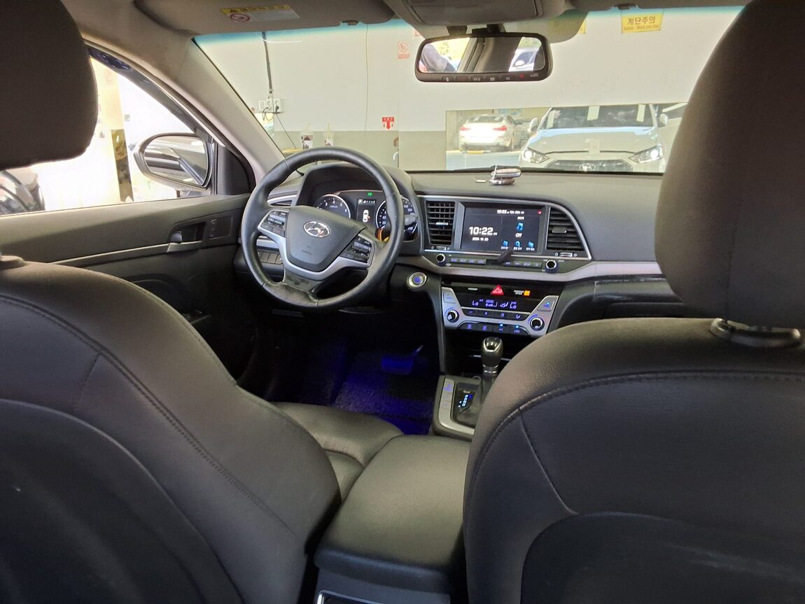 HYUNDAI AVANTE AD 1.6 GDi PREMIUM 2018 - zdjęcie 11