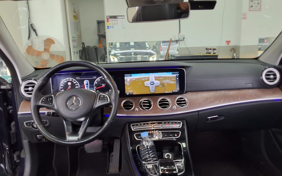 MERCEDES-BENZ E-CLASS (5TH GEN) E300 4MATIC EXCLUSIVE 2017 - zdjęcie 11
