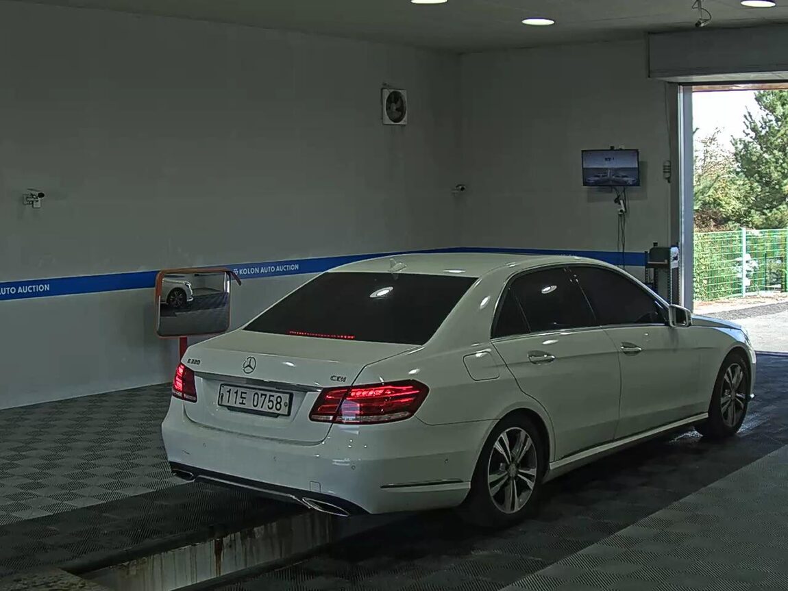 MERCEDES-BENZ E-CLASS (4TH GEN) E220 CDI AVANTGARDE 2016 - zdjęcie 5