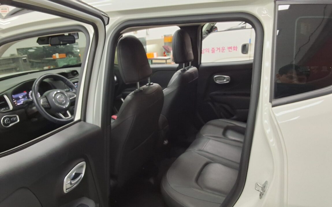 JEEP RENEGADE 1.6 DIESEL LIMITED 2020 - zdjęcie 12