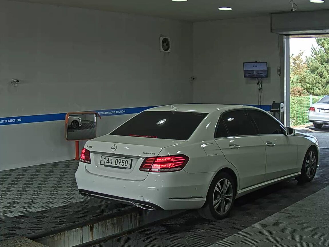 MERCEDES-BENZ E-CLASS (4TH GEN) E220 CDI BLUETEC AVANTGARDE 2016 - zdjęcie 5