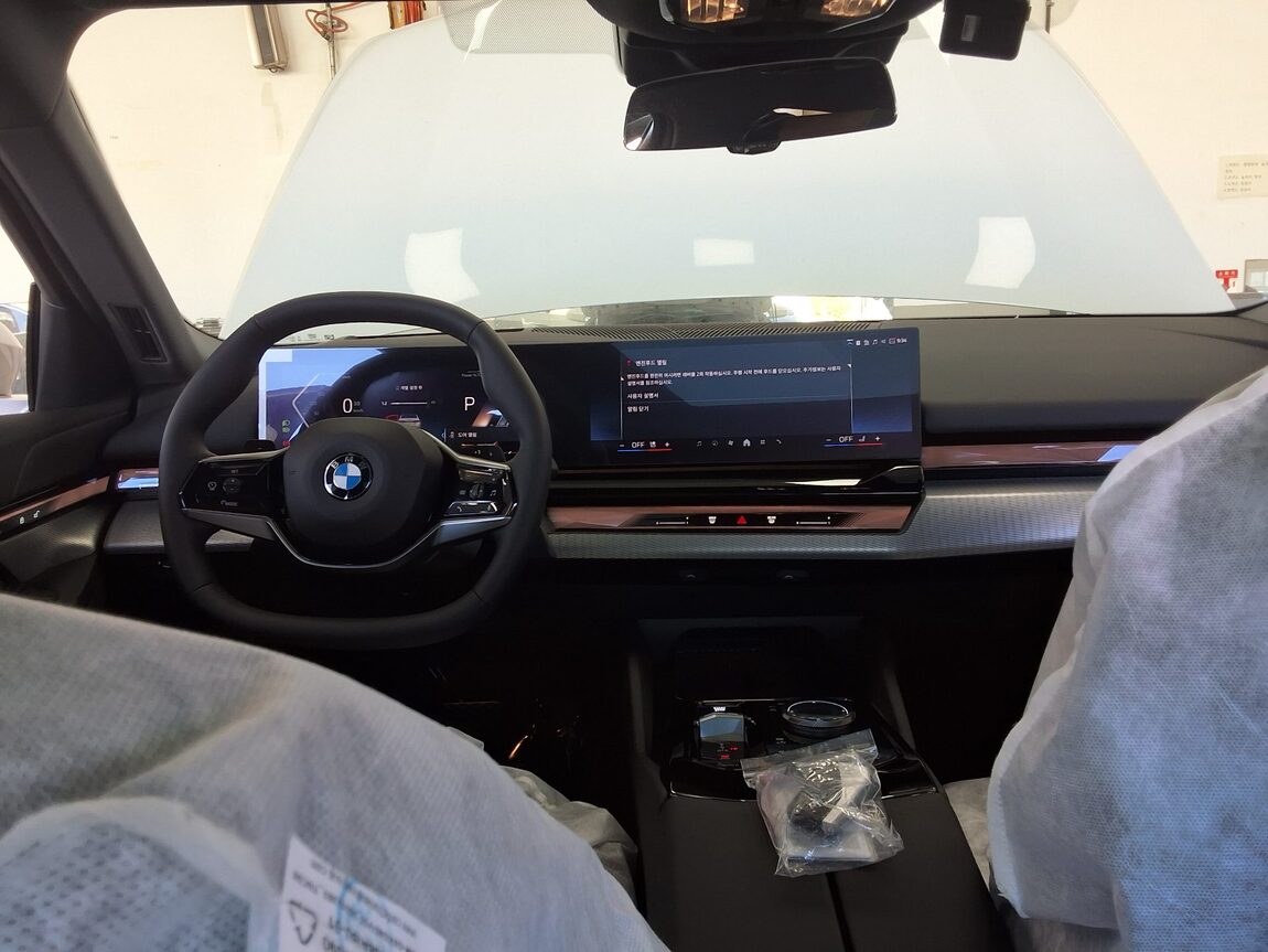 BMW 5 SERIES (8TH GEN) 520i 2026 - zdjęcie 11