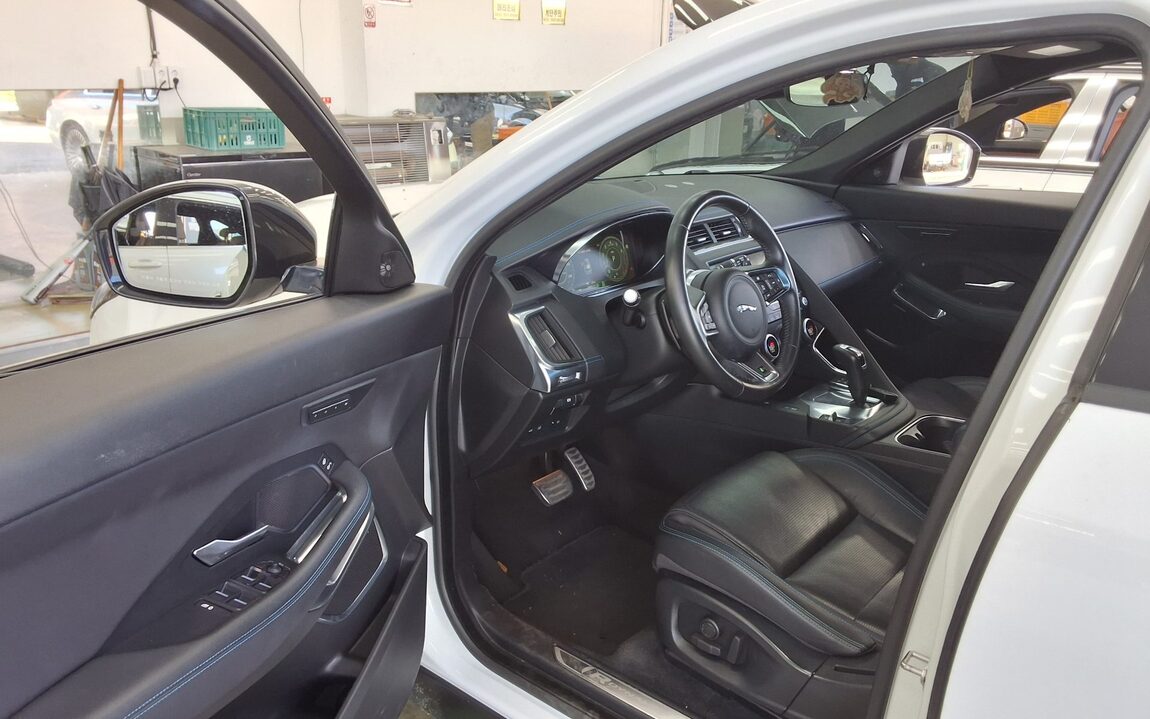 JAGUAR E-PACE 2.0 P250 R DYNAMIC 2018 - zdjęcie 10
