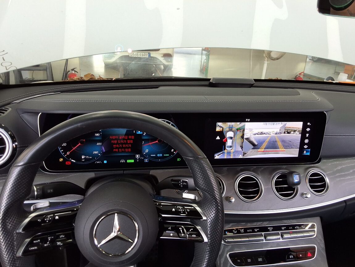 MERCEDES-BENZ E-CLASS (5TH GEN) E350 4MATIC AMG LINE 2022 - zdjęcie 17