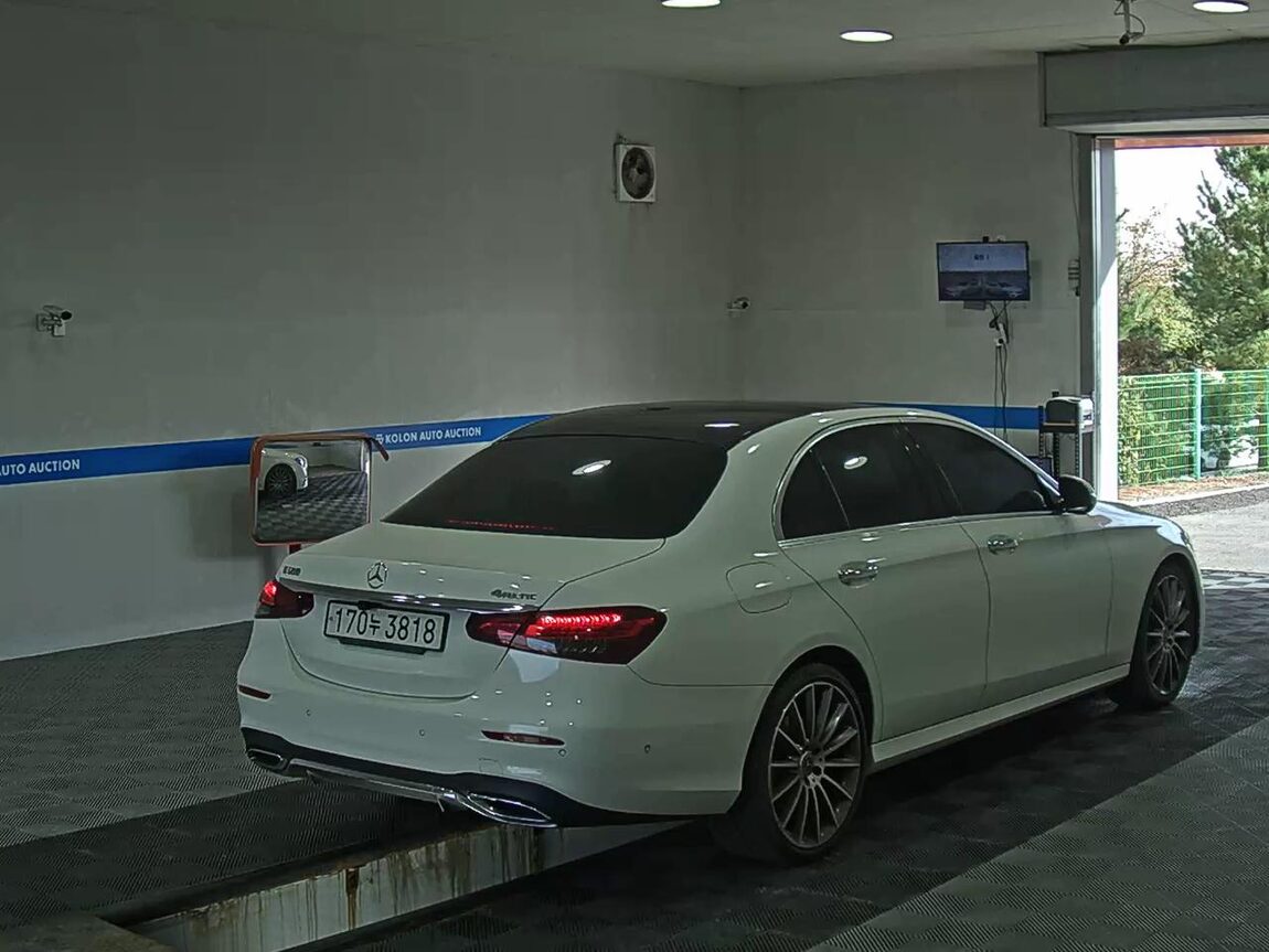 MERCEDES-BENZ E-CLASS (5TH GEN) E350 4MATIC AMG LINE 2022 - zdjęcie 5