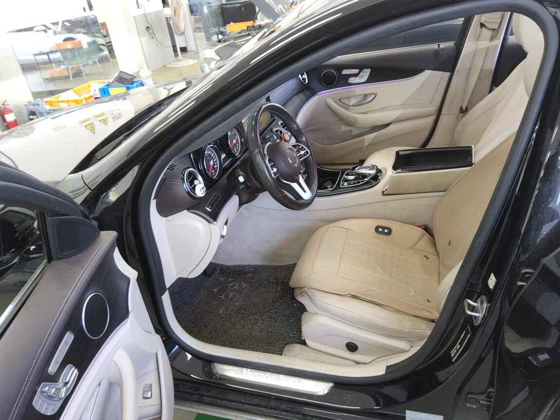 MERCEDES-BENZ E-CLASS (5TH GEN) E220d 4MATIC EXCLUSIVE 2020 - zdjęcie 10