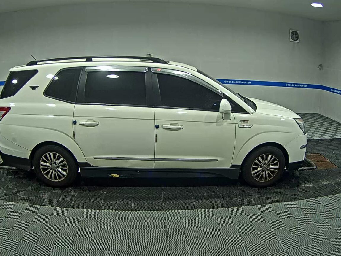 KG MOBILITY (SSANGYONG) KORANDO TOURISMO 2.0 4WD 9-SEATER LT 2014 - zdjęcie 4