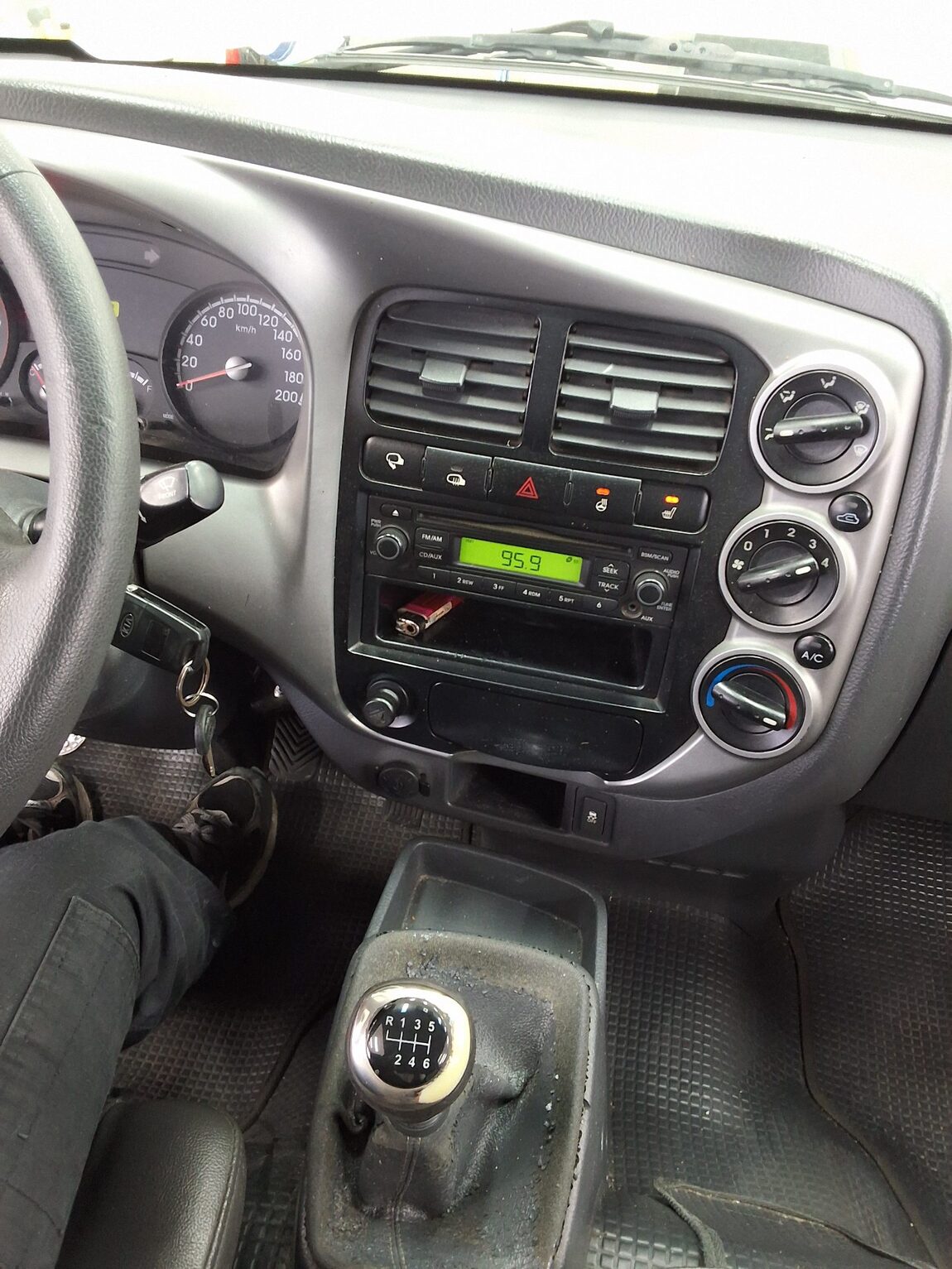 KIA BONGO III CARGO BUILT-IN BOX TRUCK 1 TON KING CAB 2015 - zdjęcie 15