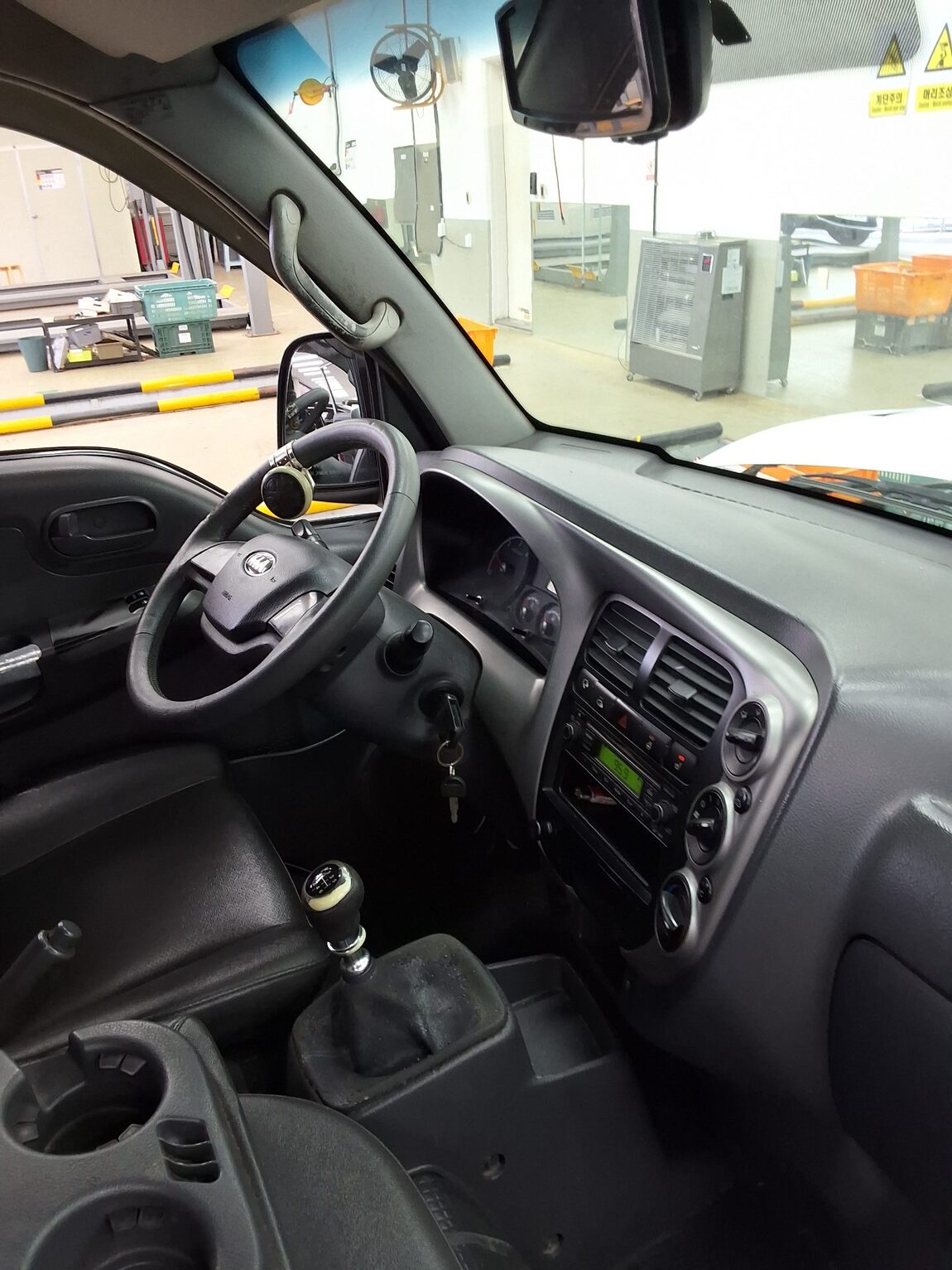 KIA BONGO III CARGO BUILT-IN BOX TRUCK 1 TON KING CAB 2015 - zdjęcie 11
