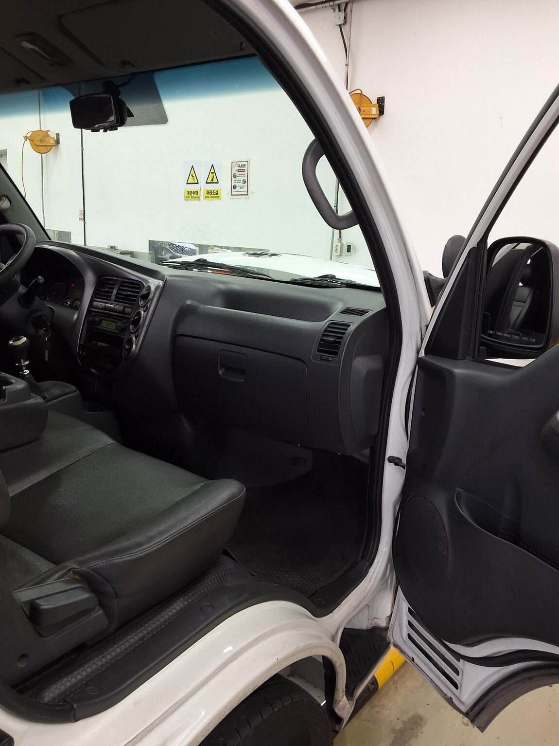 KIA BONGO III CARGO BUILT-IN BOX TRUCK 1 TON KING CAB 2015 - zdjęcie 12